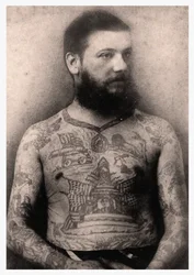 Porträt eines tätowierten Mannes